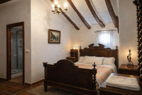 Habitación rústica con detalles mediterráneos