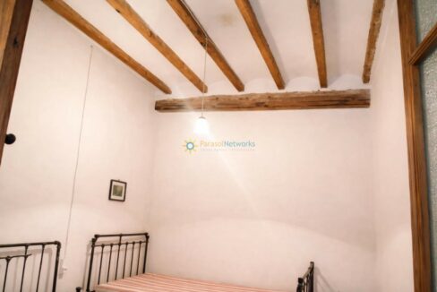 Habitación rústica con luz cálida