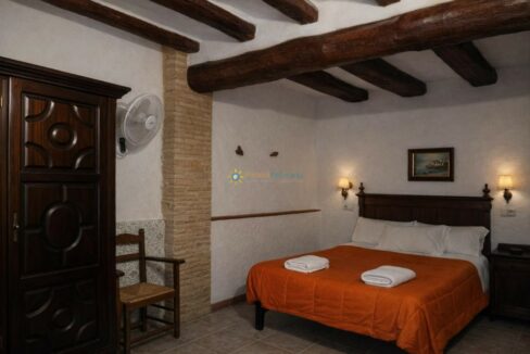 Habitación rústica con madera oscura