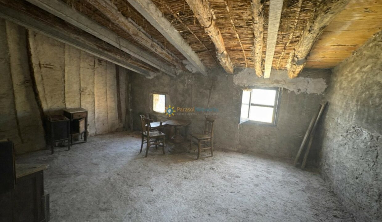 Habitación rústica con muebles antiguos