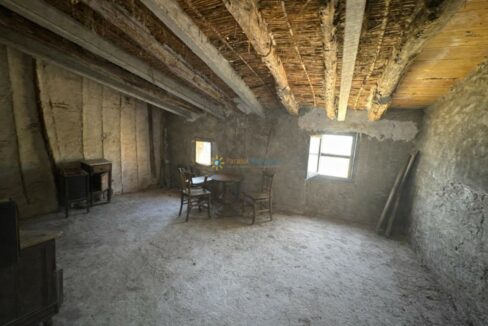 Habitación rústica con muebles antiguos