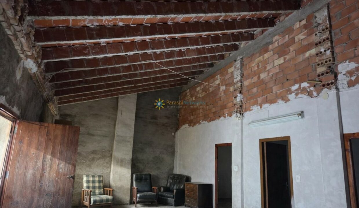 Habitación rústica con muebles desgastados