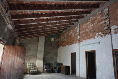 Habitación rústica con muebles desgastados