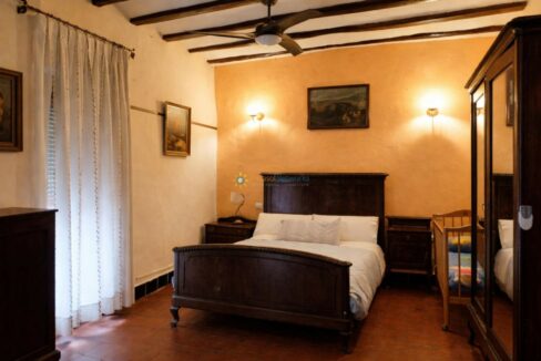 Habitación rústica de estilo español