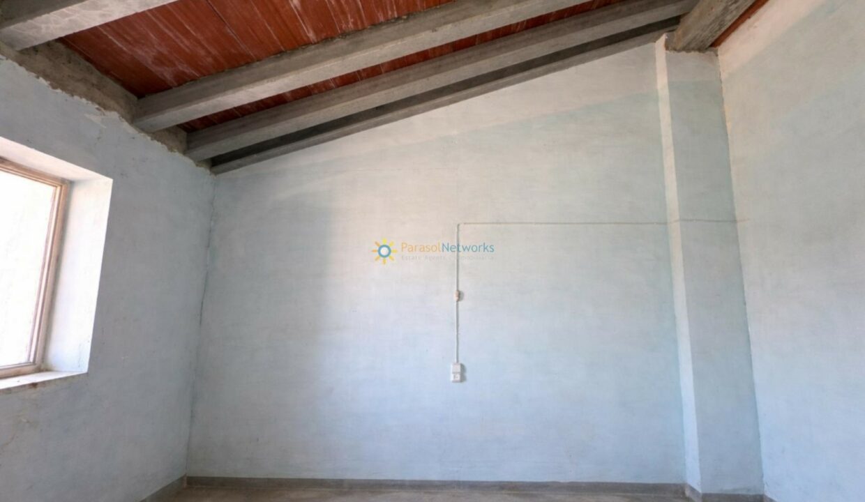 Habitación rústica recién restaurada