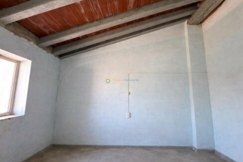 Habitación rústica recién restaurada