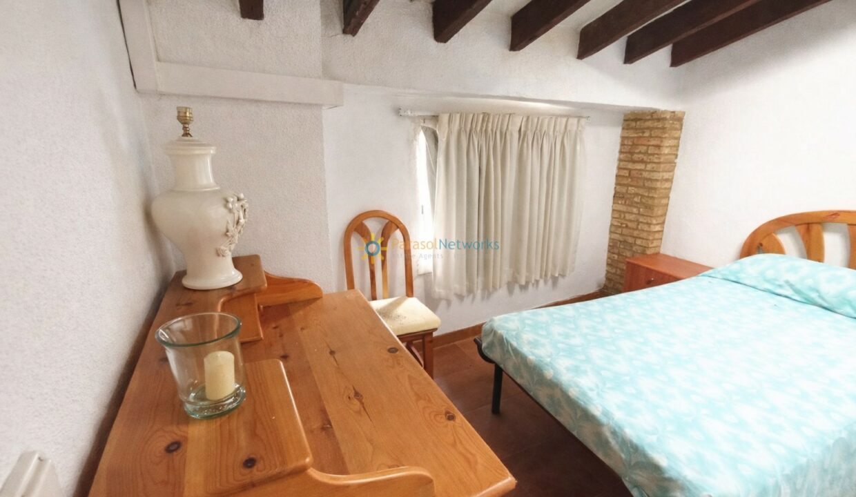 Habitación rústica y acogedora con luz natural