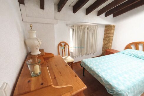 Habitación rústica y acogedora con luz natural