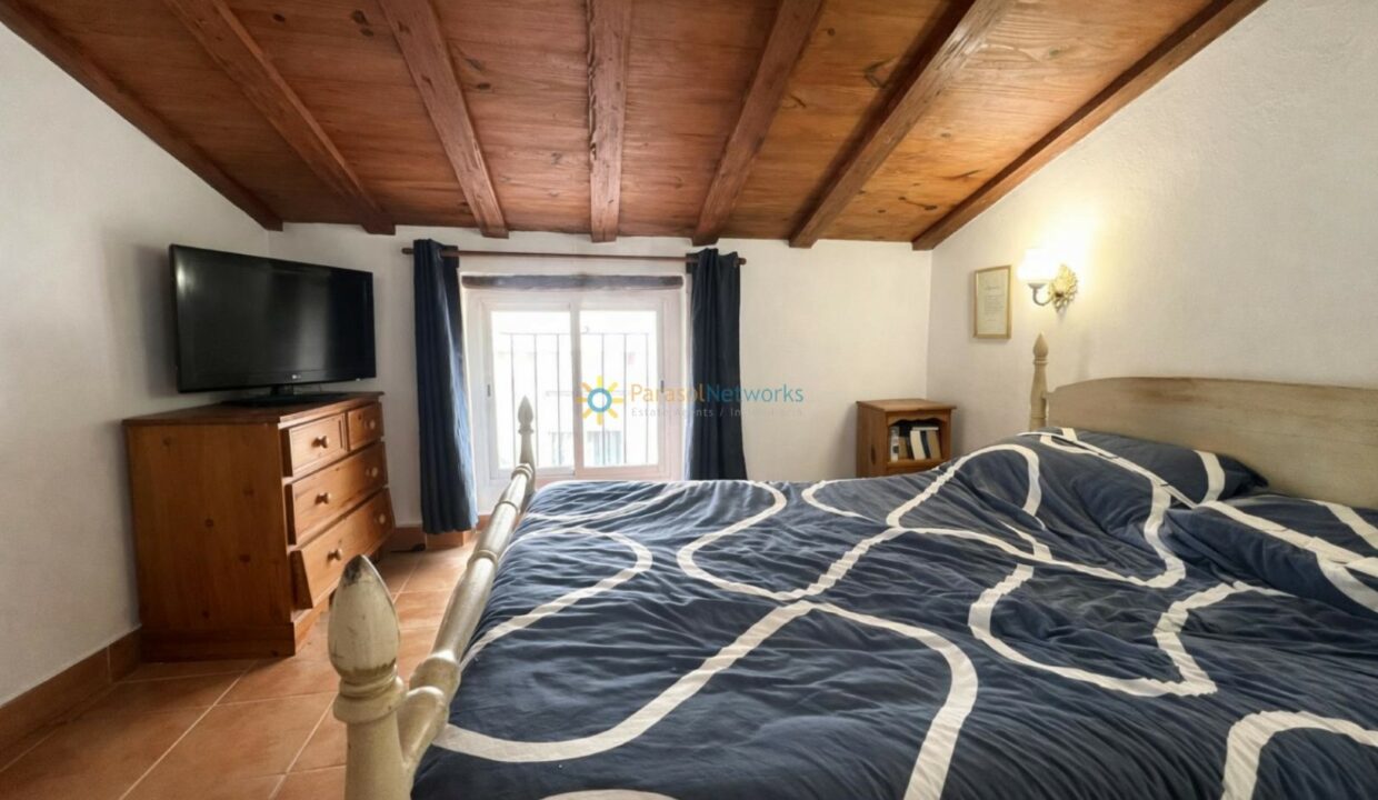 Habitación rústica y luminosa