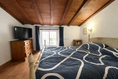 Habitación rústica y luminosa