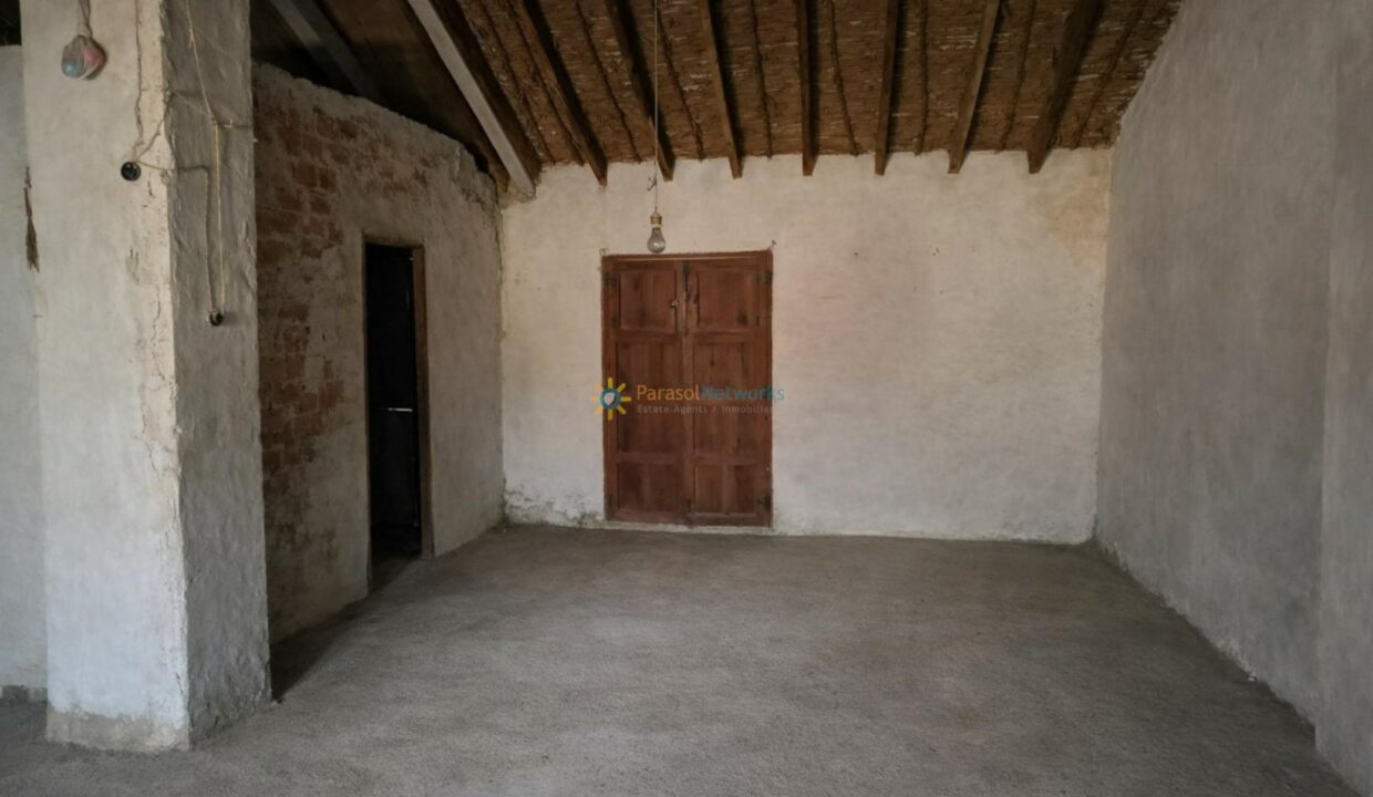 Habitación rústica y minimalista vacía