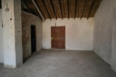 Habitación rústica y minimalista vacía