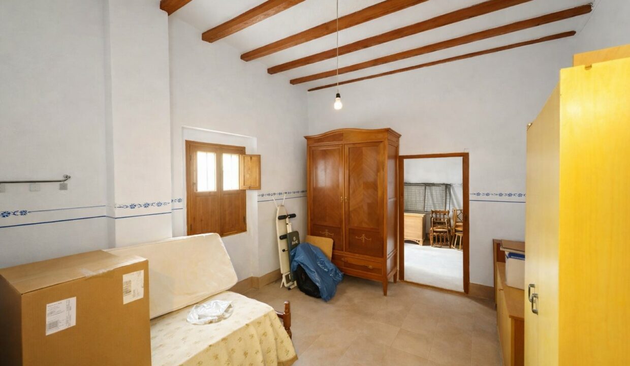 Habitación sencilla con detalles clásicos