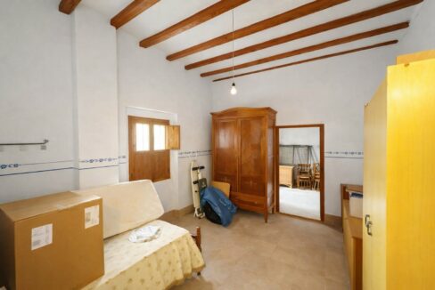 Habitación sencilla con detalles clásicos