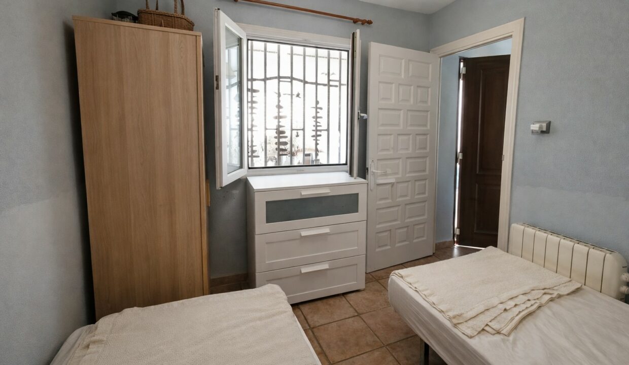 Habitación sencilla con luz natural