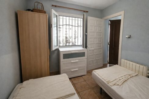 Habitación sencilla con luz natural