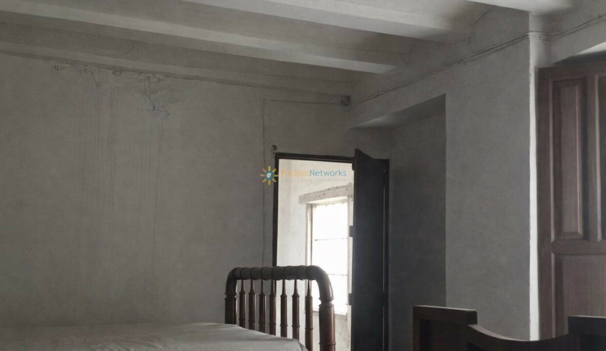 Habitación sencilla con luz natural