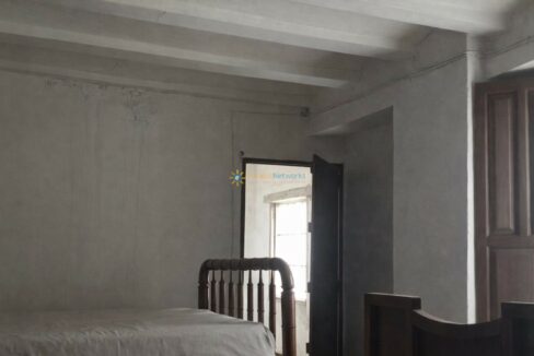 Habitación sencilla con luz natural