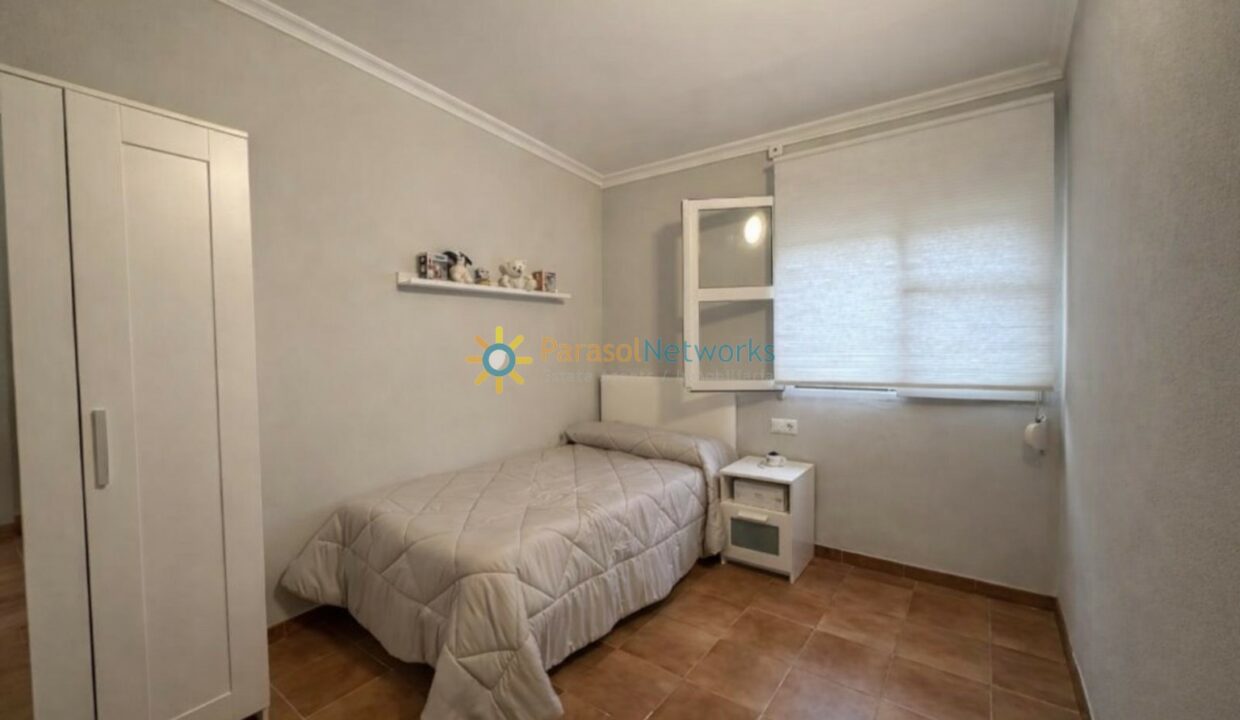 Habitación sencilla con muebles blancos
