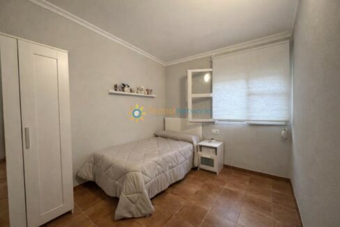 Habitación sencilla con muebles blancos