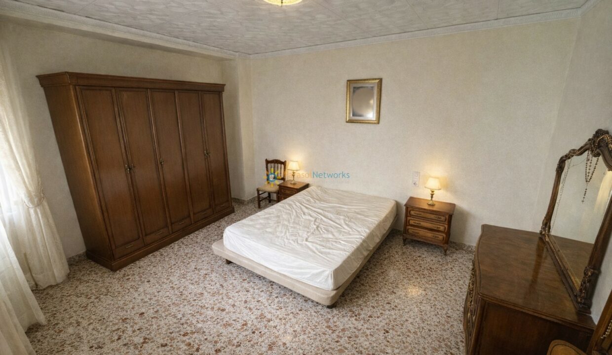 Habitación tradicional con muebles de madera