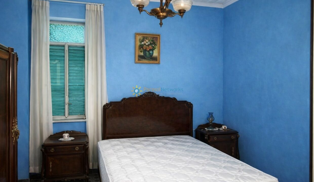 Habitación tradicional con paredes azules