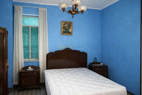 Habitación tradicional con paredes azules