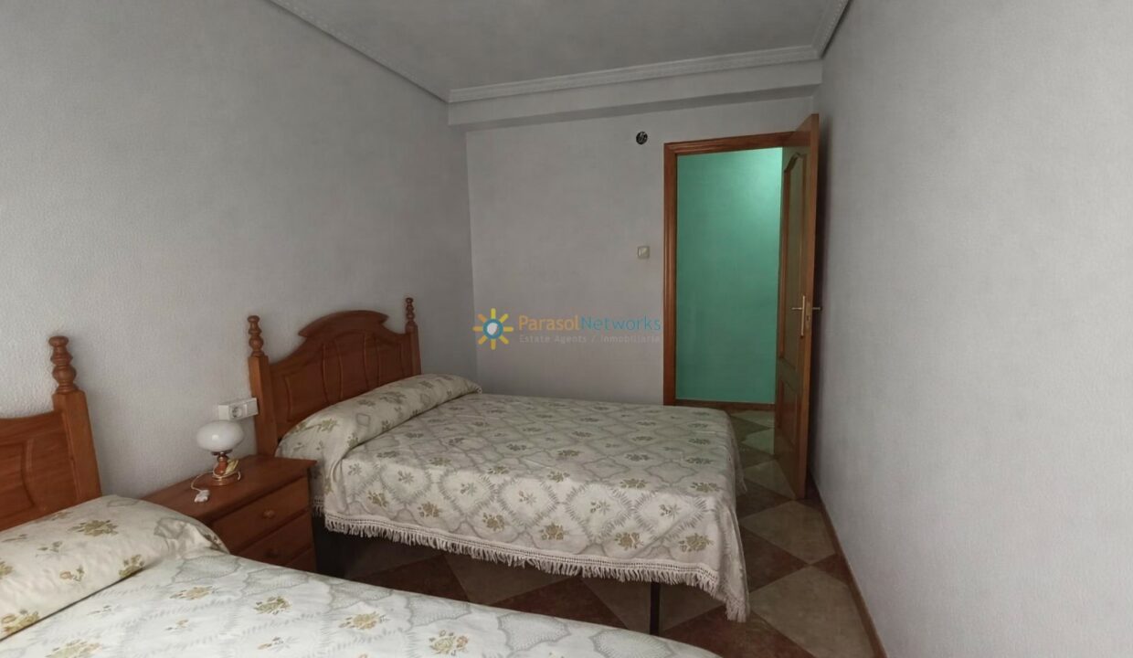 Habitación tranquila con camas sencillas