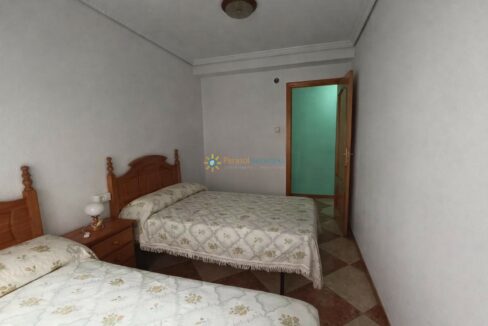 Habitación tranquila con camas sencillas