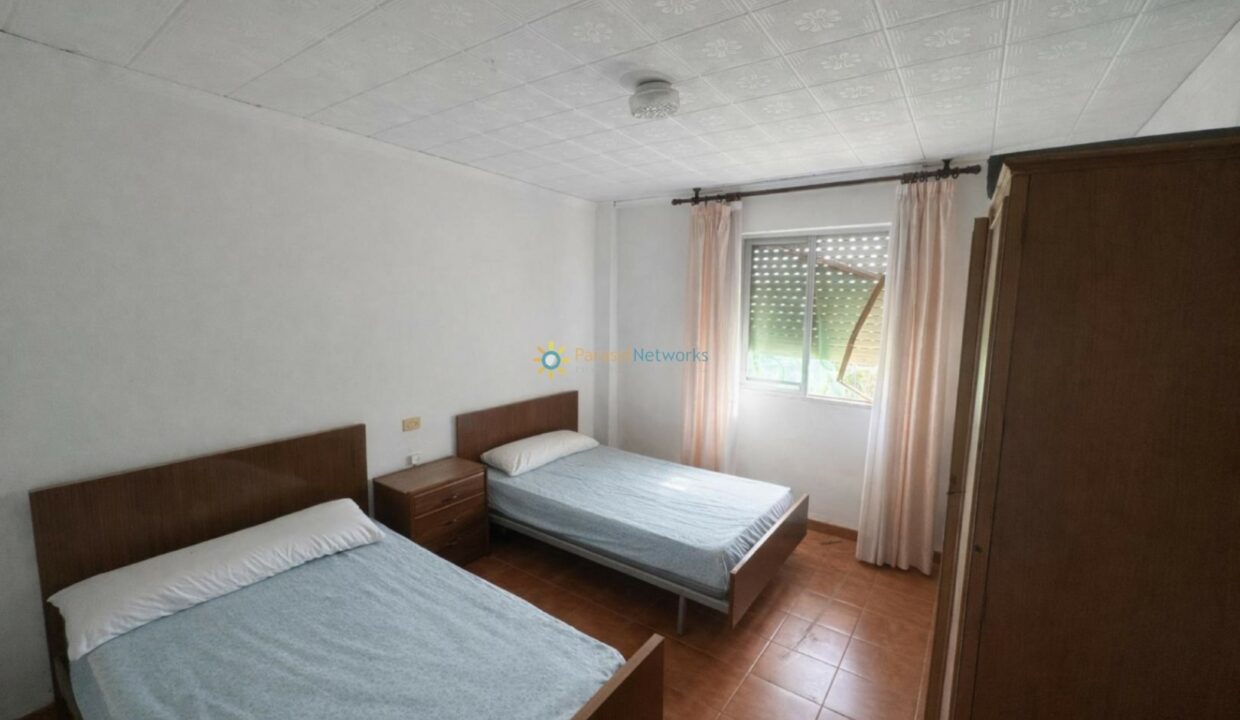 Habitación tranquila con camas y ventana