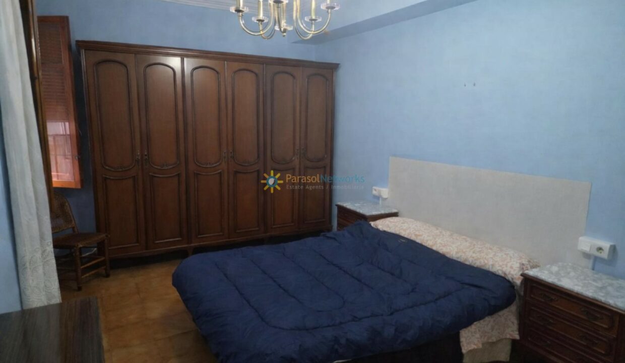 Habitación tranquila con detalles clásicos