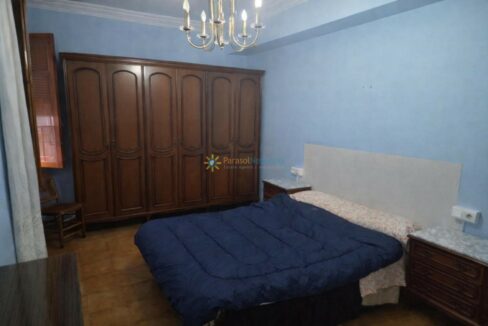 Habitación tranquila con detalles clásicos