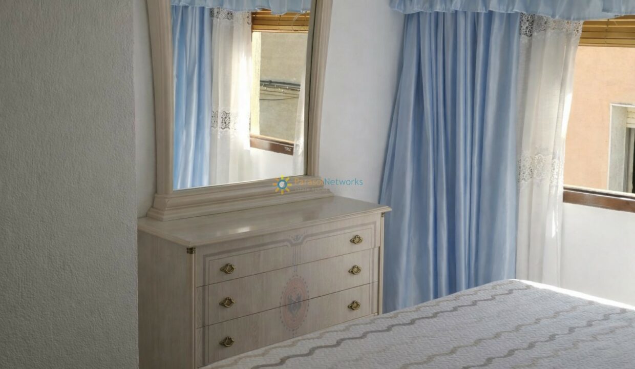 Habitación tranquila con detalles clásicos