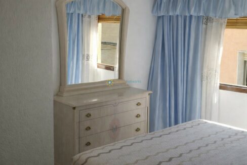 Habitación tranquila con detalles clásicos