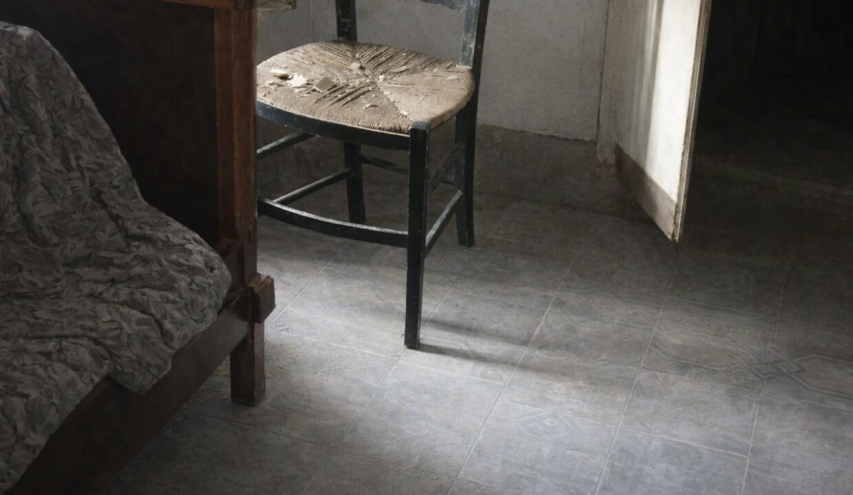 Habitación tranquila con muebles antiguos