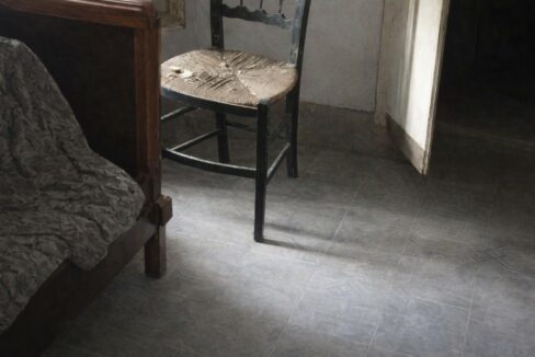 Habitación tranquila con muebles antiguos