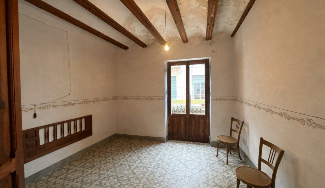 Habitación vacía con detalles vintage