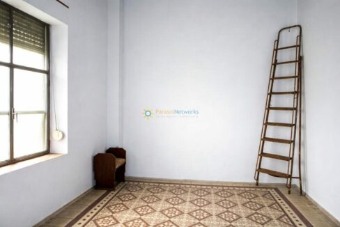 Habitación vacía con detalles vintage