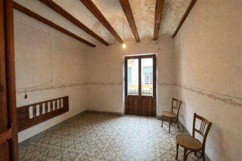 Habitación vacía con detalles vintage