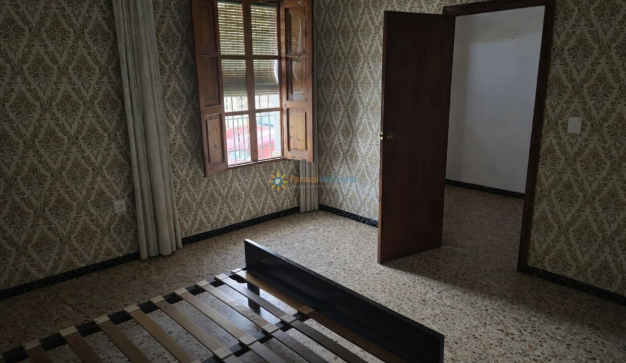 Habitación vacía con luz natural