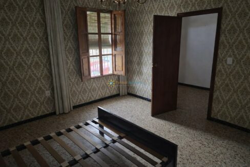 Habitación vacía con luz natural