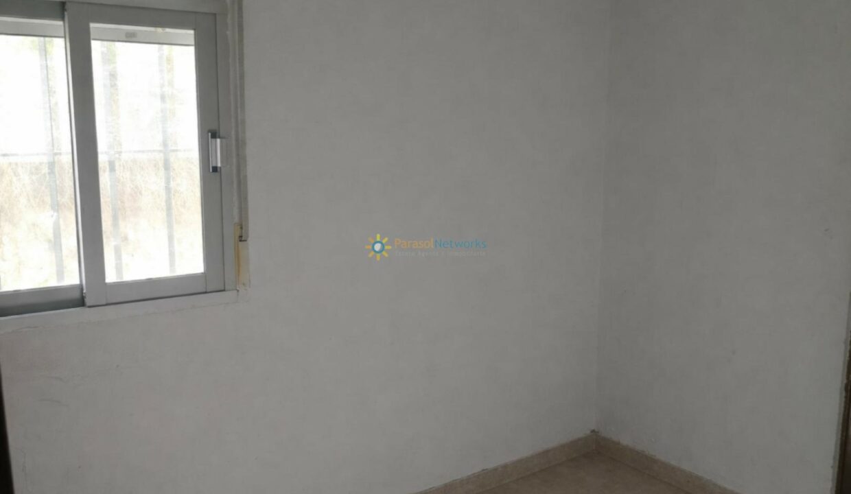 Habitación vacía con luz natural