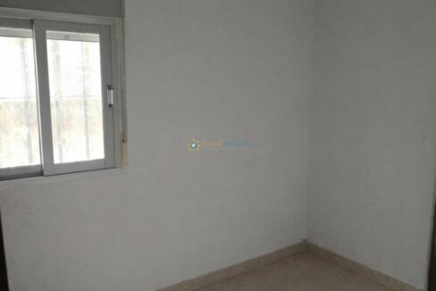 Habitación vacía con luz natural