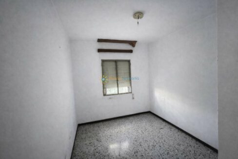 Habitación vacía con luz natural