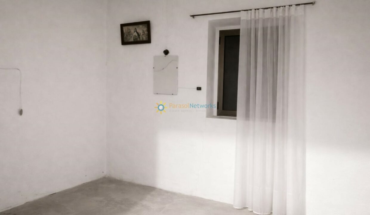 Habitación vacía con luz suave