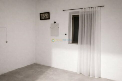 Habitación vacía con luz suave