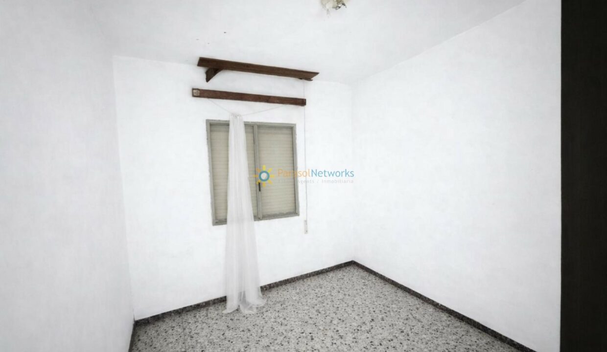 Habitación vacía con luz tenue