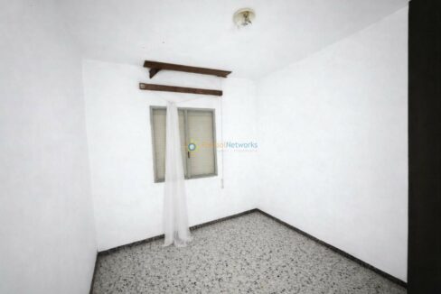 Habitación vacía con luz tenue