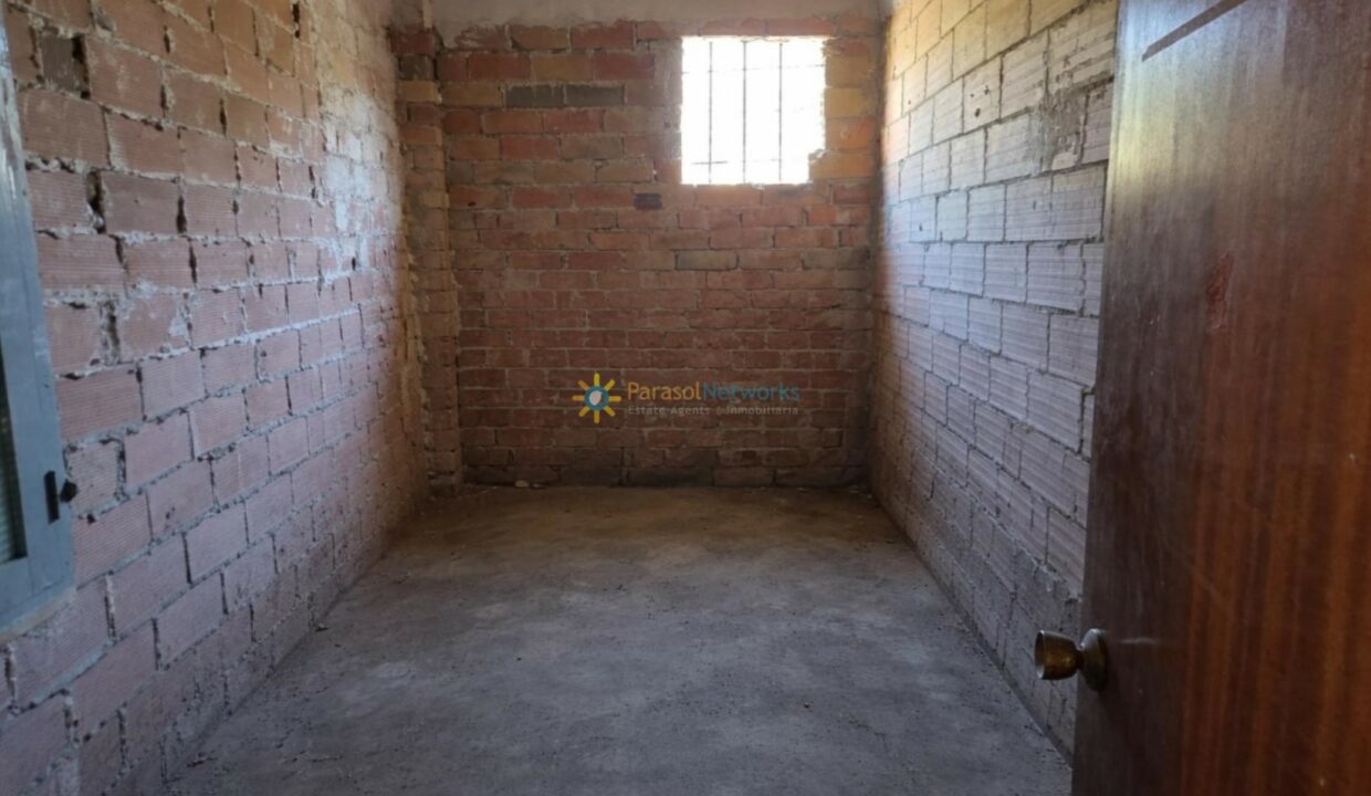 Habitación vacía con paredes de ladrillo