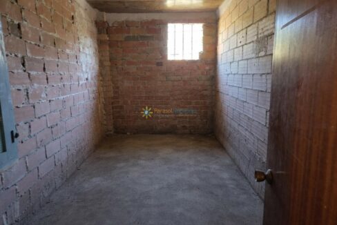 Habitación vacía con paredes de ladrillo